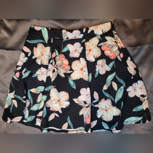 Arizona Jean Co Black and Floral Flared Skirt Size Large - Picture 3 of 6